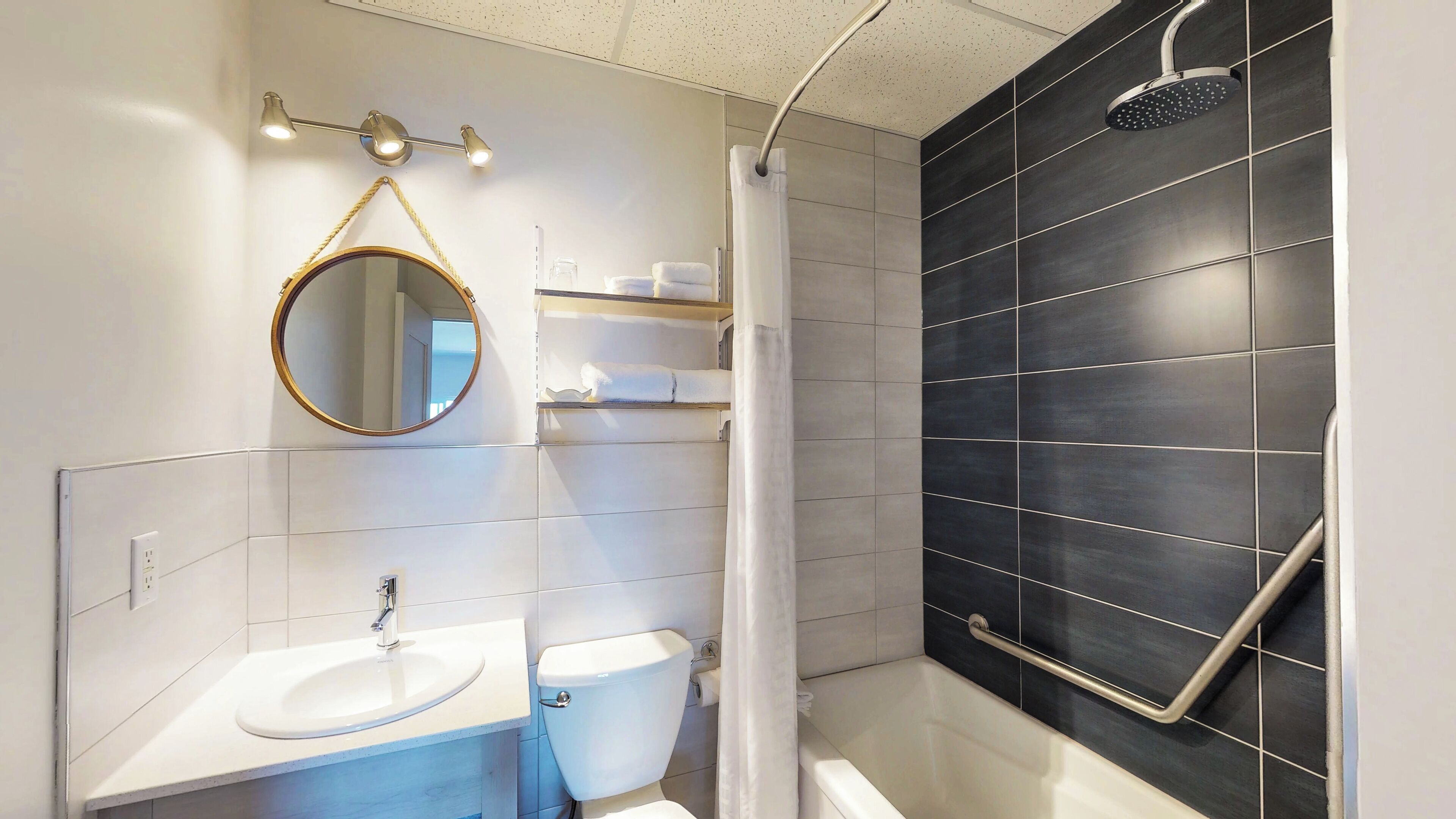 standard room, 2 queen beds, partial sea view (regular) | bathroom | combined shower/bathtub, free toiletries, hair dryer, towels