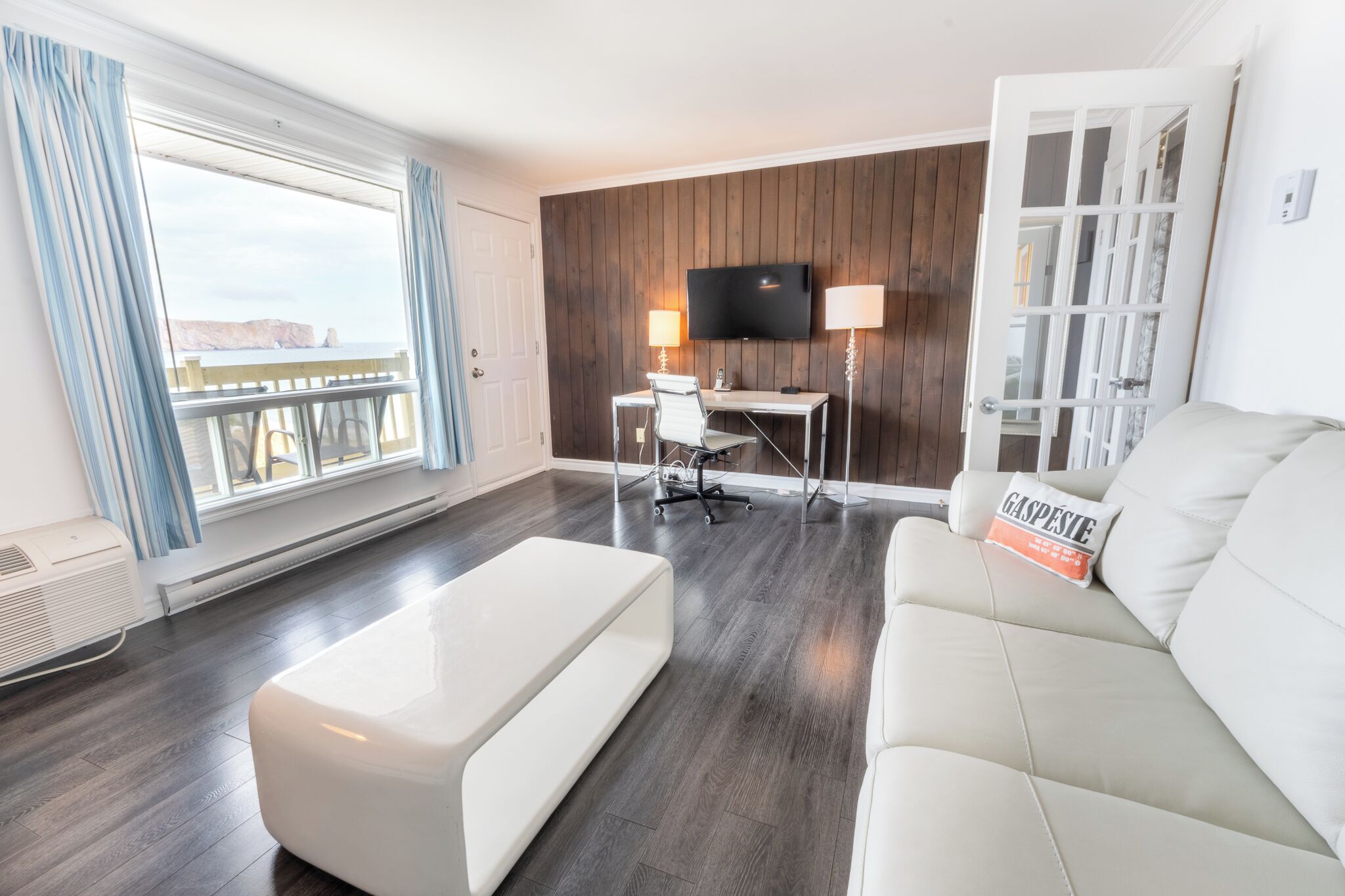 Signature-sviitti | Oleskelualue | 32–tuumainen taulutelevisio, jossa kaapelikanavat