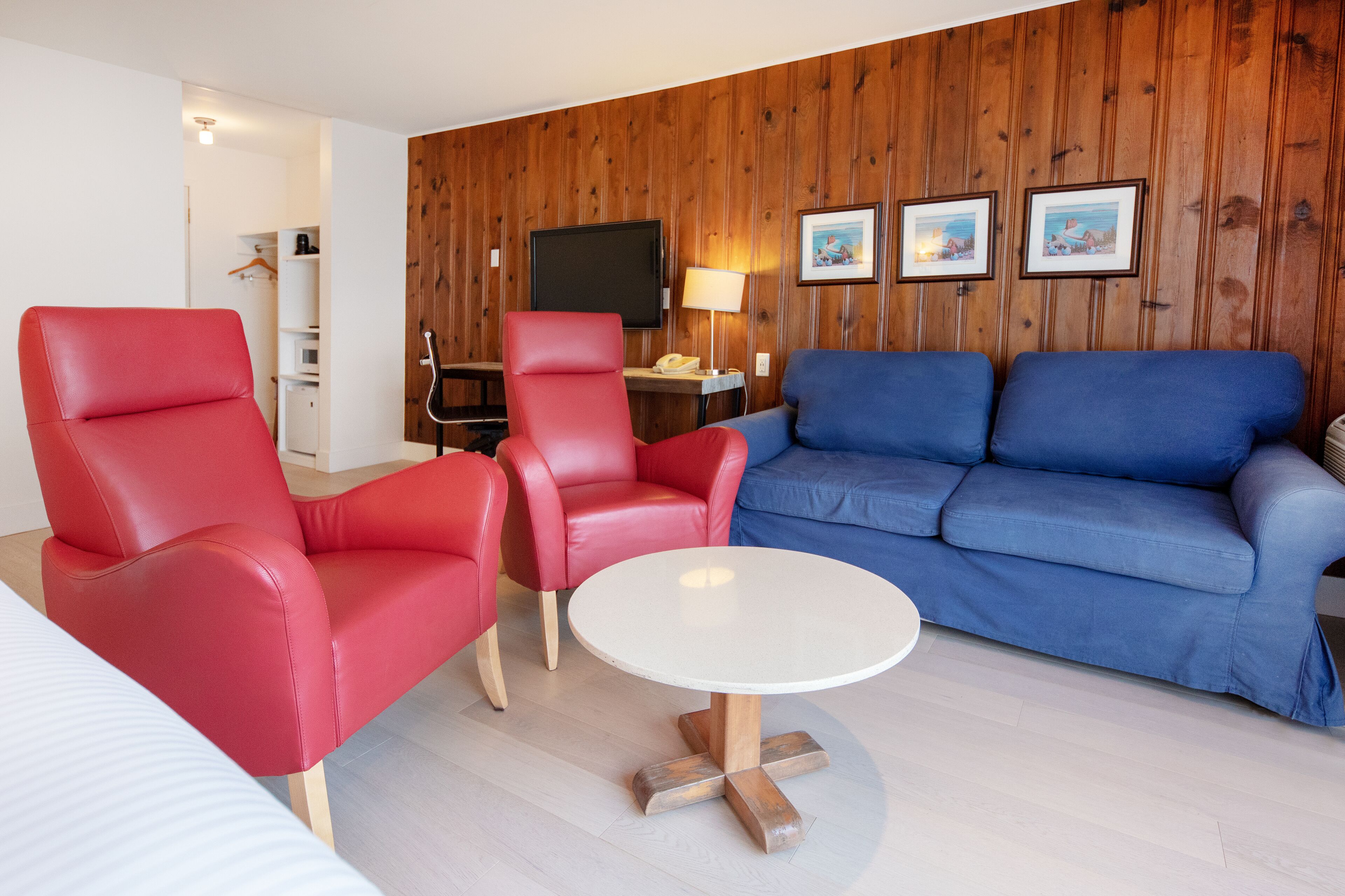 superior room, 2 queen beds (percé rock) | living area | 32-inch flat-screen tv with cable channels, tv