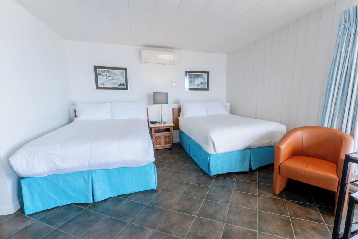 Signature Room | Desk, iron/ironing board, rollaway beds, free WiFi