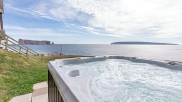 Tina de hidromasaje al aire libre