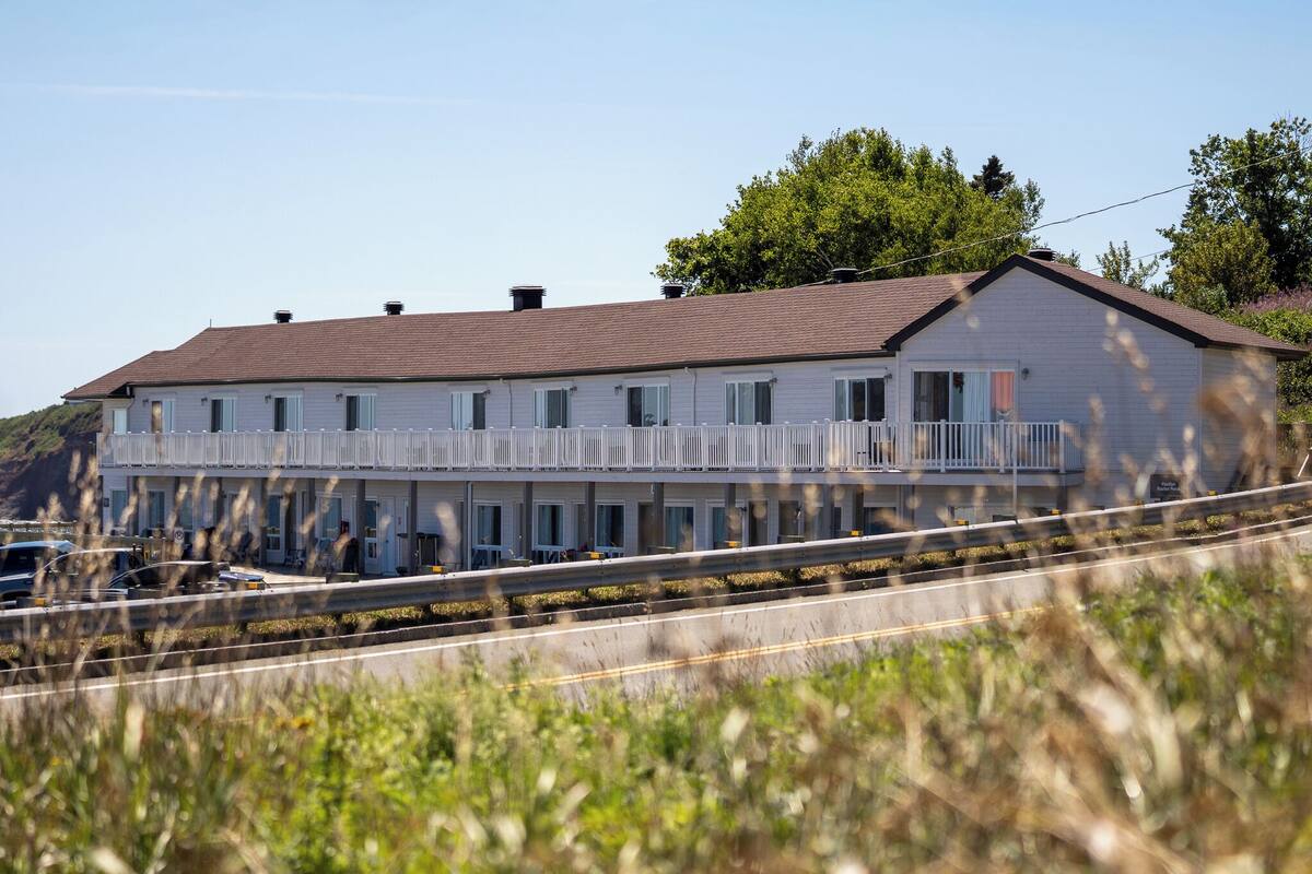 Escrivaninha, ferros/tábuas de passar roupa