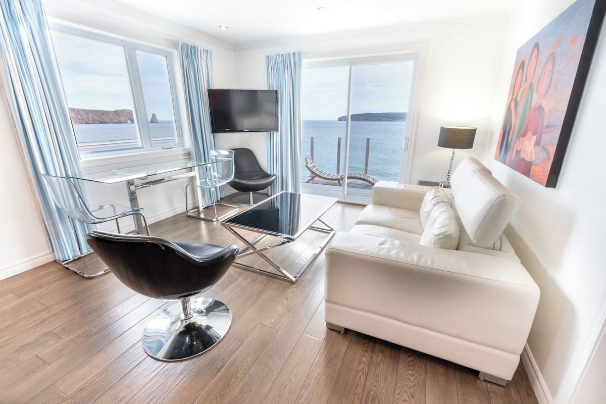 Panoramic Suite | Living area | 32-inch flat-screen TV with cable channels, TV