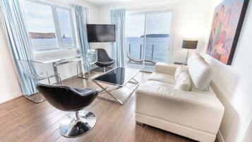 Panoramic Suite | Ruang tamu | 32 inci televisyen skrin rata dengan kabel, TV