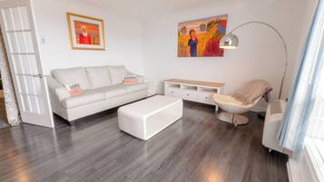 Signature Suite | Living area | 32-inch flat-screen TV with cable channels, TV