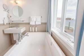 Suite panorámica | Baño | Ducha y bañera combinadas y artículos de higiene personal gratuitos