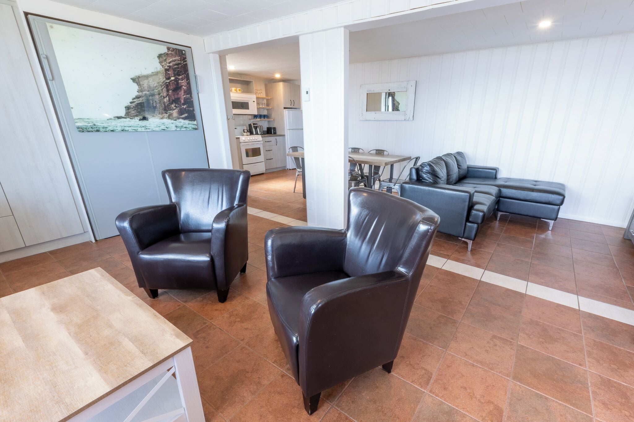 Family Suite | Living area | 32-inch flat-screen TV with cable channels, TV