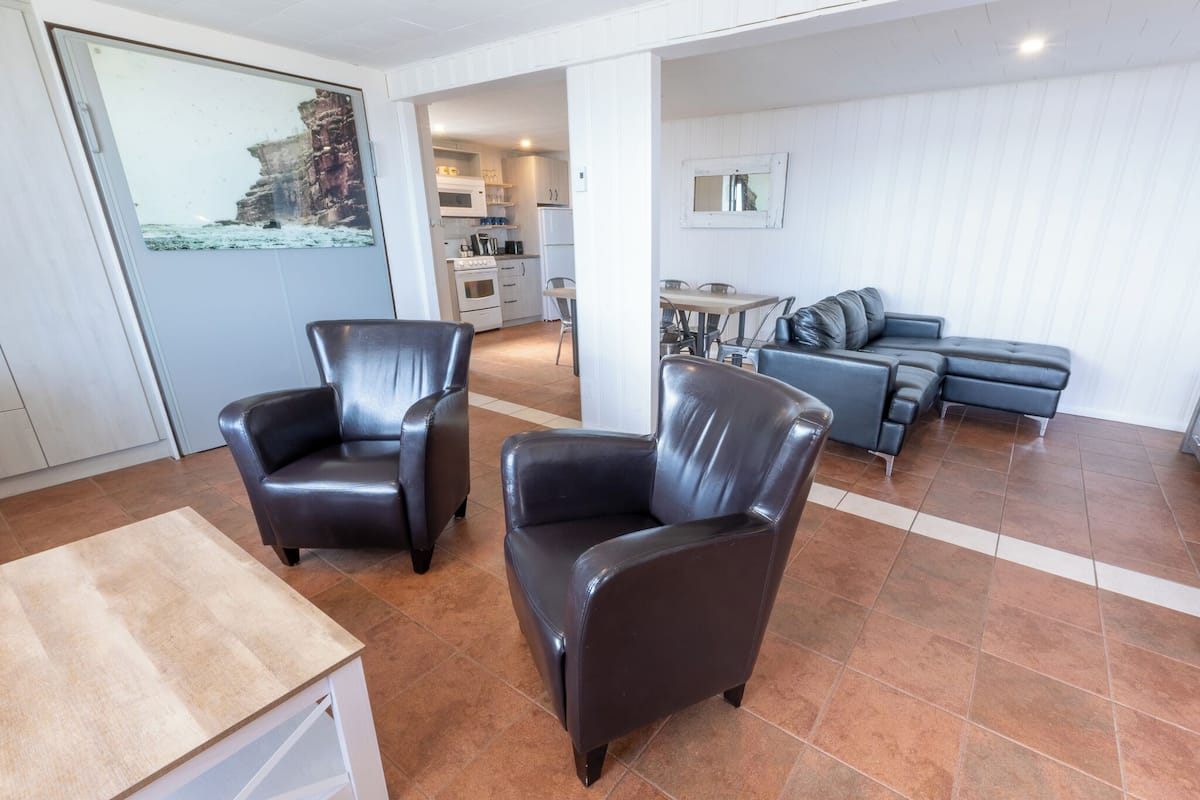 Family Suite | Living area | 32-inch flat-screen TV with cable channels, TV