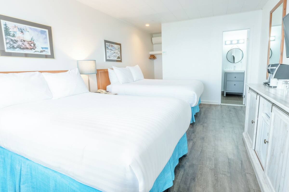 Habitación Prestigio ( Rock view) | Escritorio, tabla de planchar con plancha, camas extra y wifi gratis