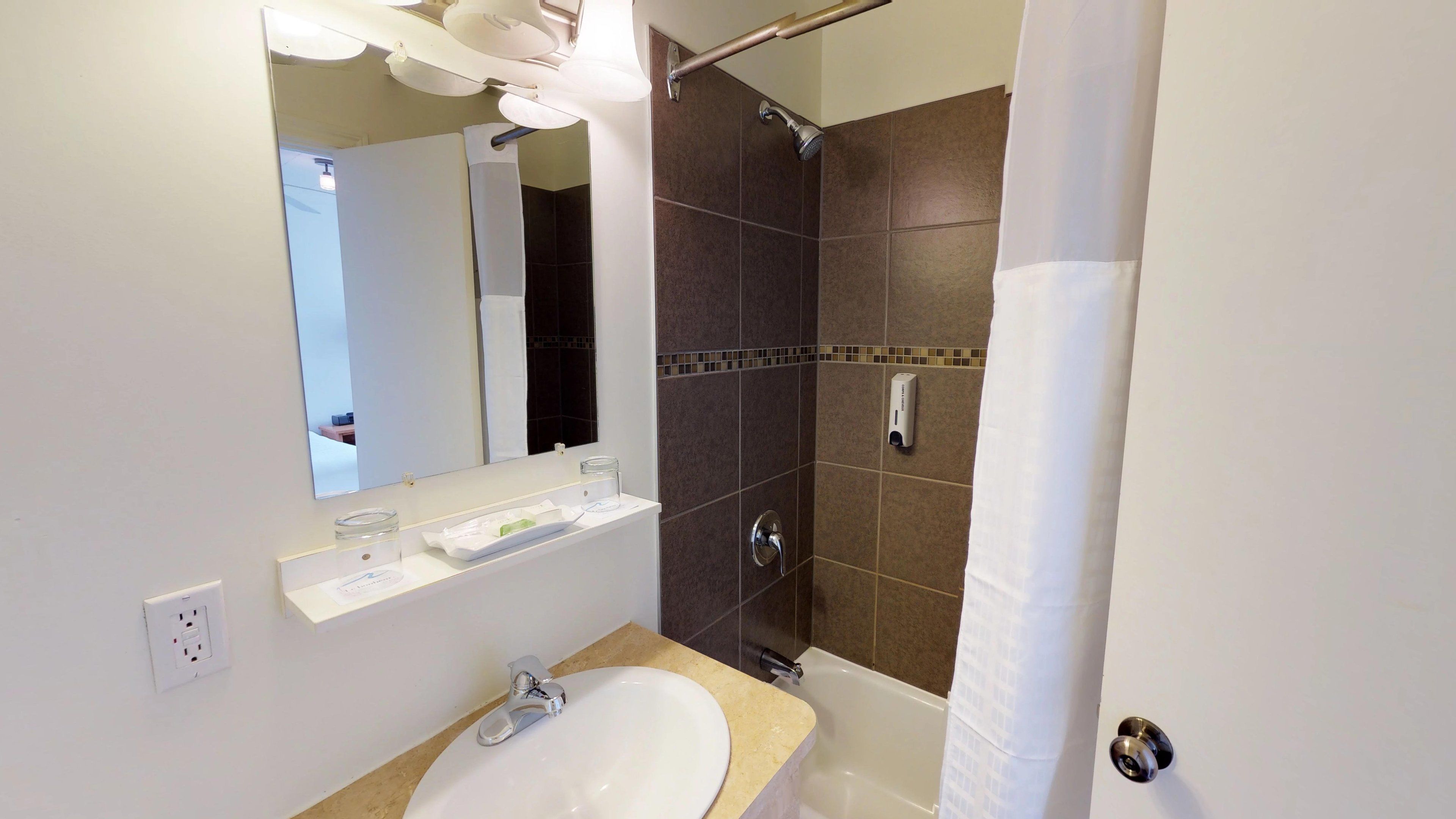 room, 1 queen bed, partial sea view (regular) | bathroom | combined shower/bathtub, free toiletries, hair dryer, towels