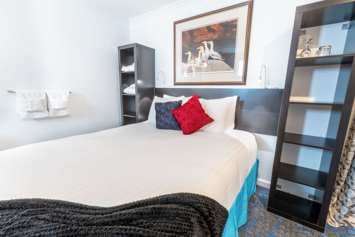 Signature Suite | Desk, iron/ironing board, rollaway beds, free WiFi