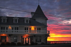 Front of property - evening/night - Riotel Bonaventure (Bonaventure)