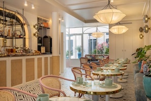 Dagelijks ontbijtbuffet (EUR 20 per persoon)