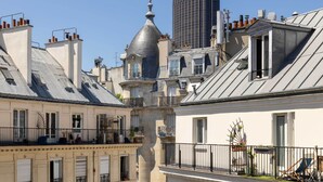 Une rangée de bâtiments européens traditionnels, caractérisés par des toits à forte pente et des lucarnes.