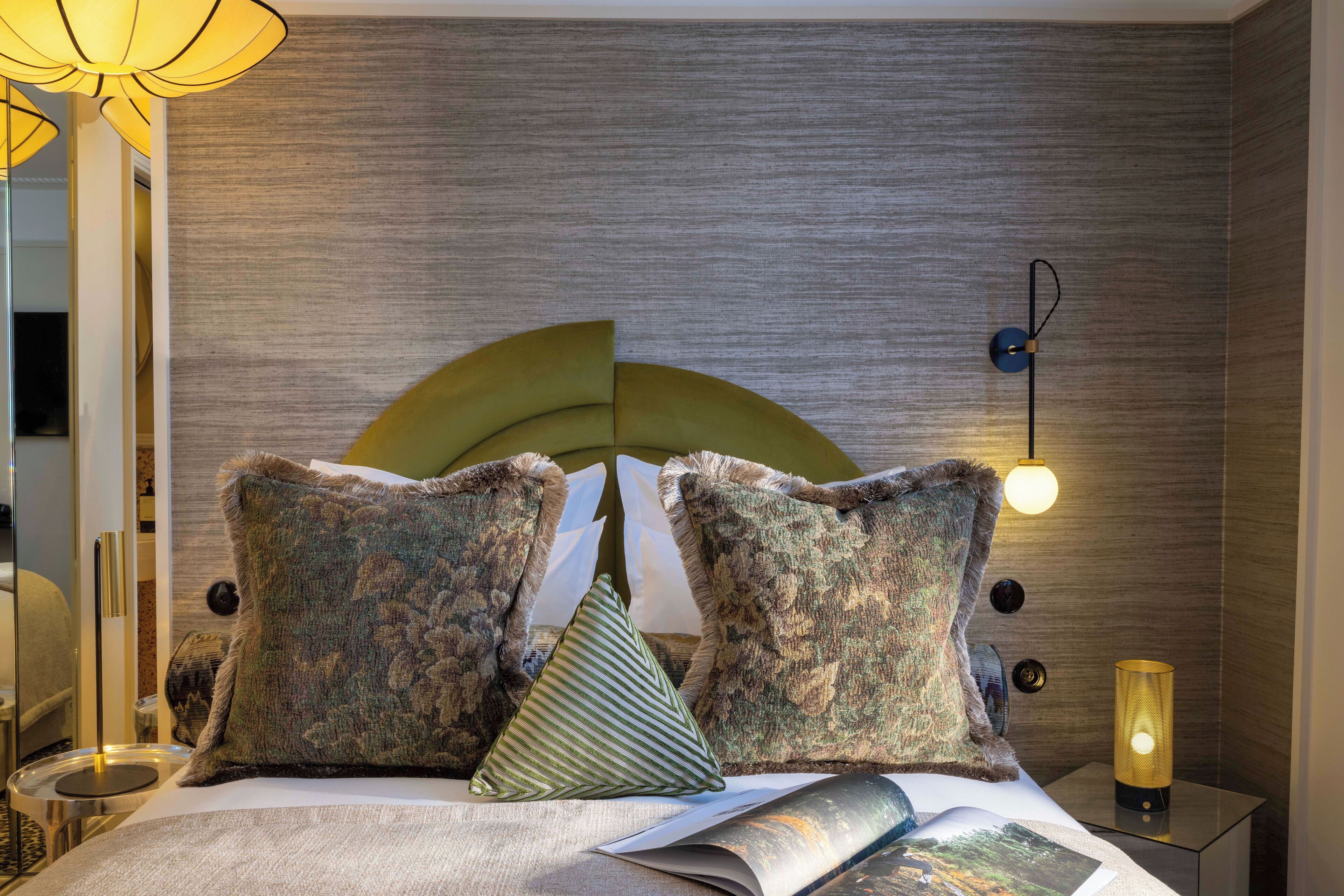 deluxe room | in-room safe, desk, soundproofing, free wifi