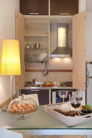 Full-sized fridge, microwave, stovetop, cookware/dishes/utensils