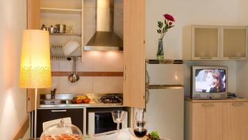 Großer Kühlschrank, Mikrowelle, Herdplatte