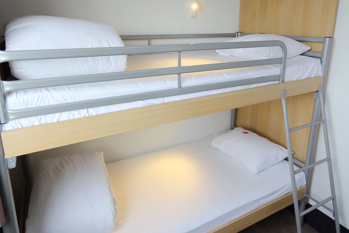 Bureau, systĂšme dâinsonorisation, fer et planche Ă repasser