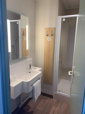 Double Room | Bathroom | Shower, free toiletries, hair dryer, towels - B&B HOTEL CHAUMONT (Chaumont)