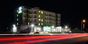 Fachada de la propiedad por la tarde o noche