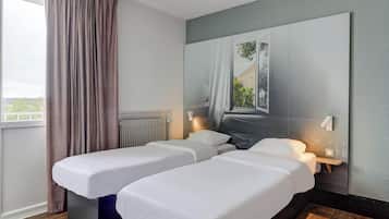 Twin kamer | Een bureau, geluiddichte muren, een strijkplank/strijkijzer