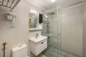 Shower, rainfall showerhead, designer toiletries, hair dryer - Little Diamond Hotel (Hanoi)