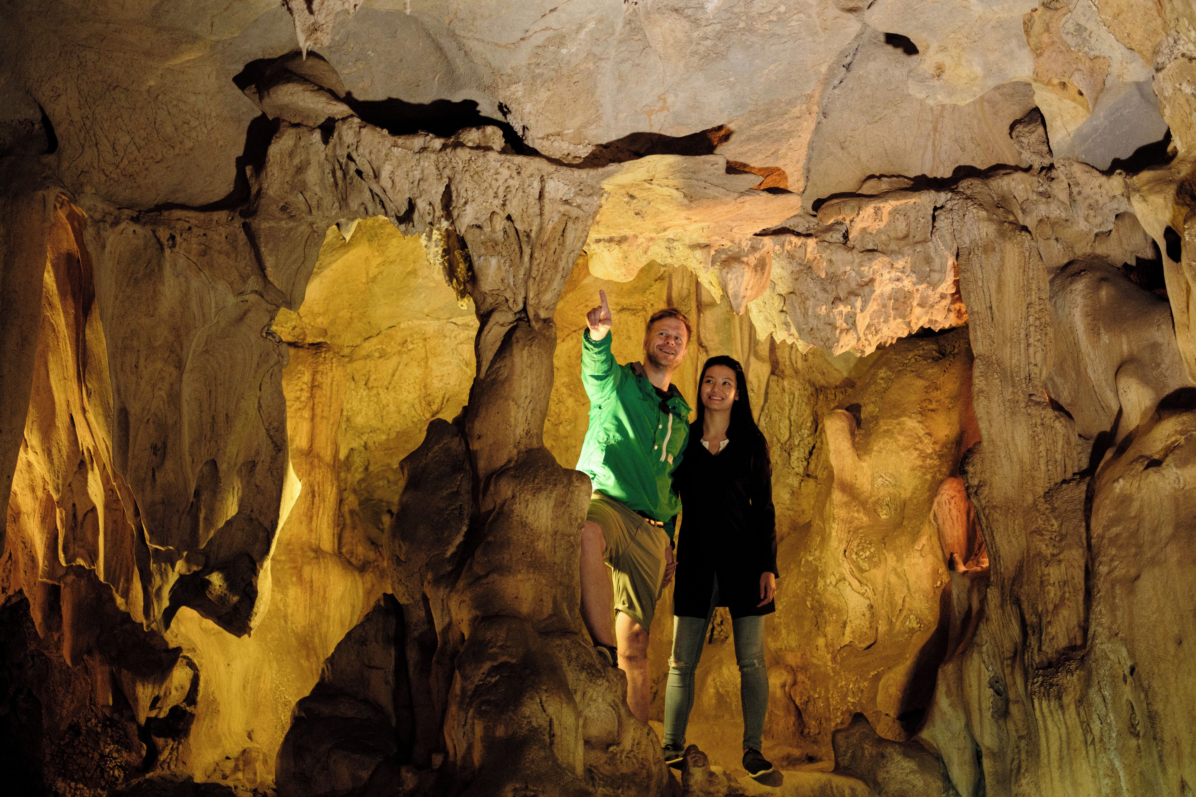 En hule indeni med stalaktitter og stalagmitter.