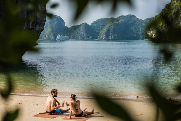 Beach nearby, white sand, free beach cabanas, beach towels