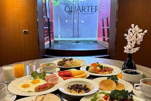 Melayani sarapan, makan siang, dan makan malam