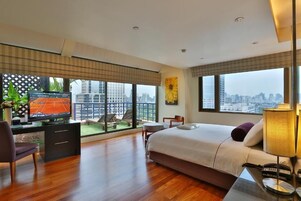 One Bedroom Deluxe Suite with Jacuzzi | Minibar, in-room safe, blackout drapes, soundproofing