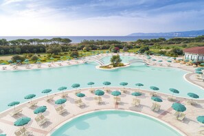 Seasonal outdoor pool, pool umbrellas, pool loungers - Club Hotel Marina Beach (Orosei)
