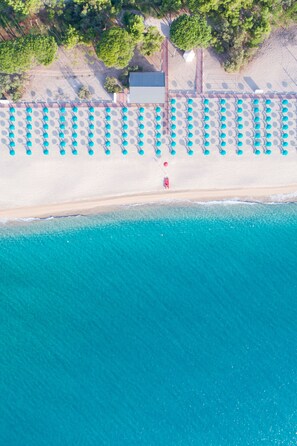 Plage à proximité, chaises longues, parasols, plongée sous-marine