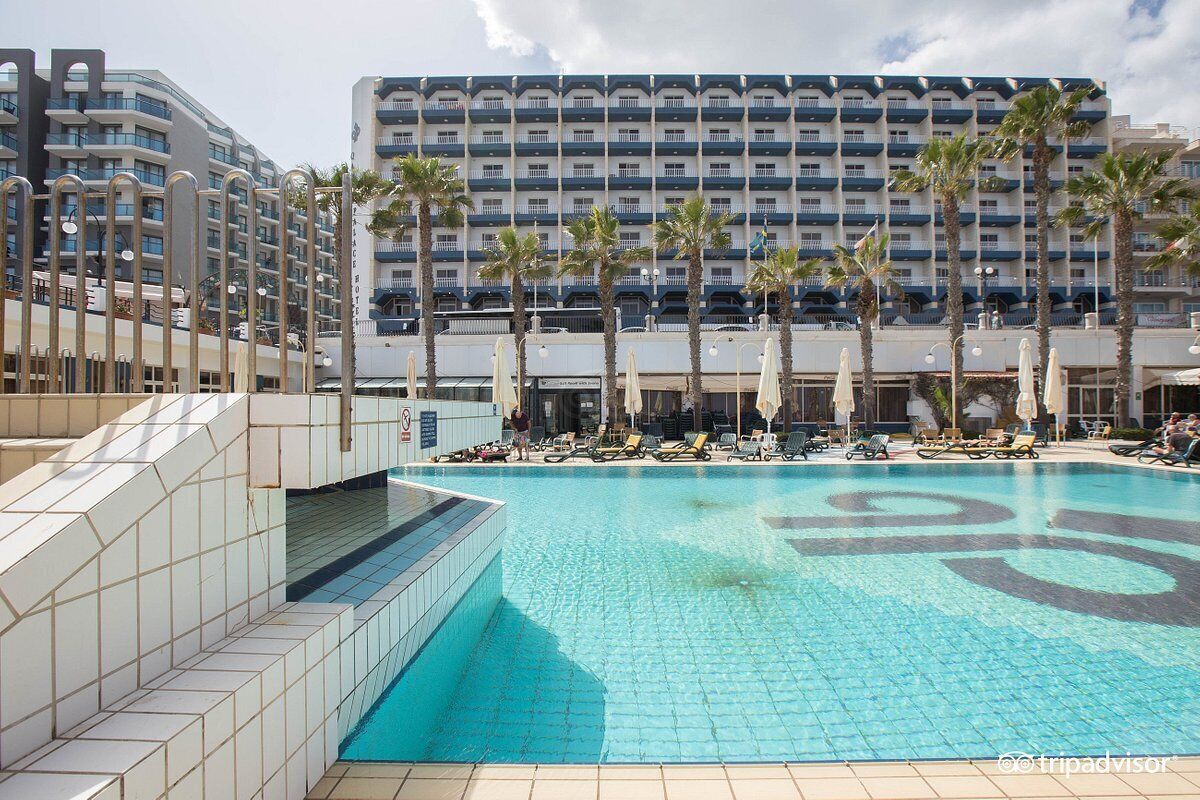 Una piscina techada, 2 piscinas al aire libre, sombrillas
