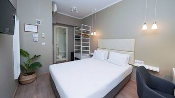 Double Room | In-room safe, desk, soundproofing, free WiFi