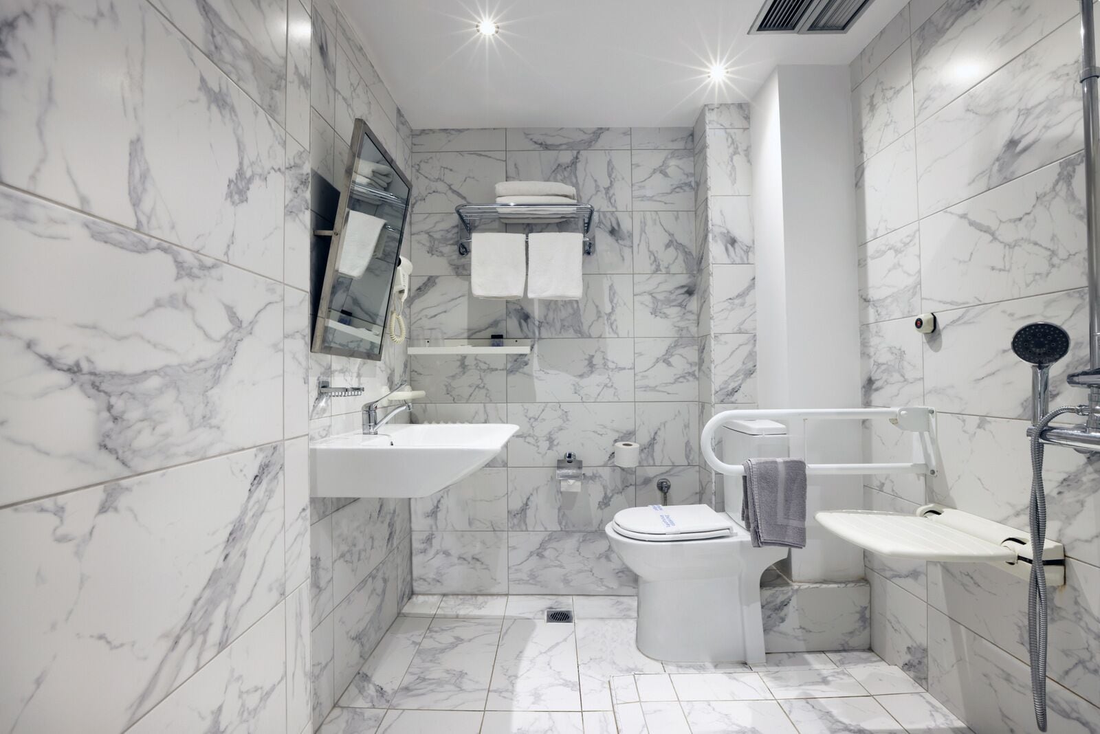 Economy Twin Room, Courtyard View | Bathroom | Free toiletries, hair dryer, towels