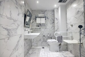 Economy Twin Room, Courtyard View | Bathroom