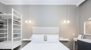 Quarto casal | Cofres nos quartos, escrivaninha, quartos à prova de som