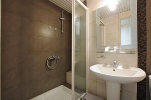 Chambre simple | Salle de bain | Articles de toilette (gratuits), séchoir à cheveux, serviettes fournies