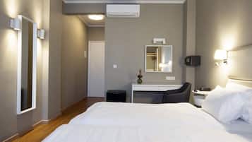 Zweibettzimmer | Zimmersafe, Schreibtisch, schallisolierte Zimmer, kostenloses WLAN