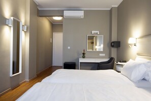 Quarto duplo | Cofres nos quartos, escrivaninha, quartos à prova de som