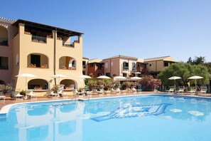 Outdoor pool, pool umbrellas, sun loungers - Club Hotel Torre Moresca (Orosei)