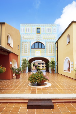 Courtyard - Club Hotel Torre Moresca (Orosei)