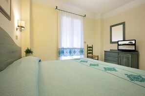 Minibar, in-room safe, desk, cribs/infant beds - Club Hotel Torre Moresca (Orosei)