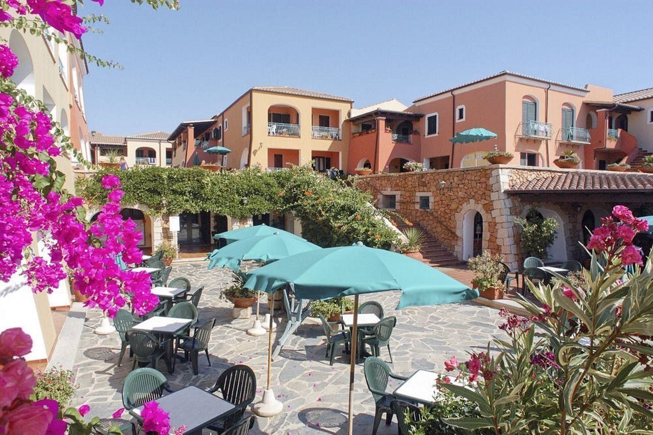 Breakfast and lunch served