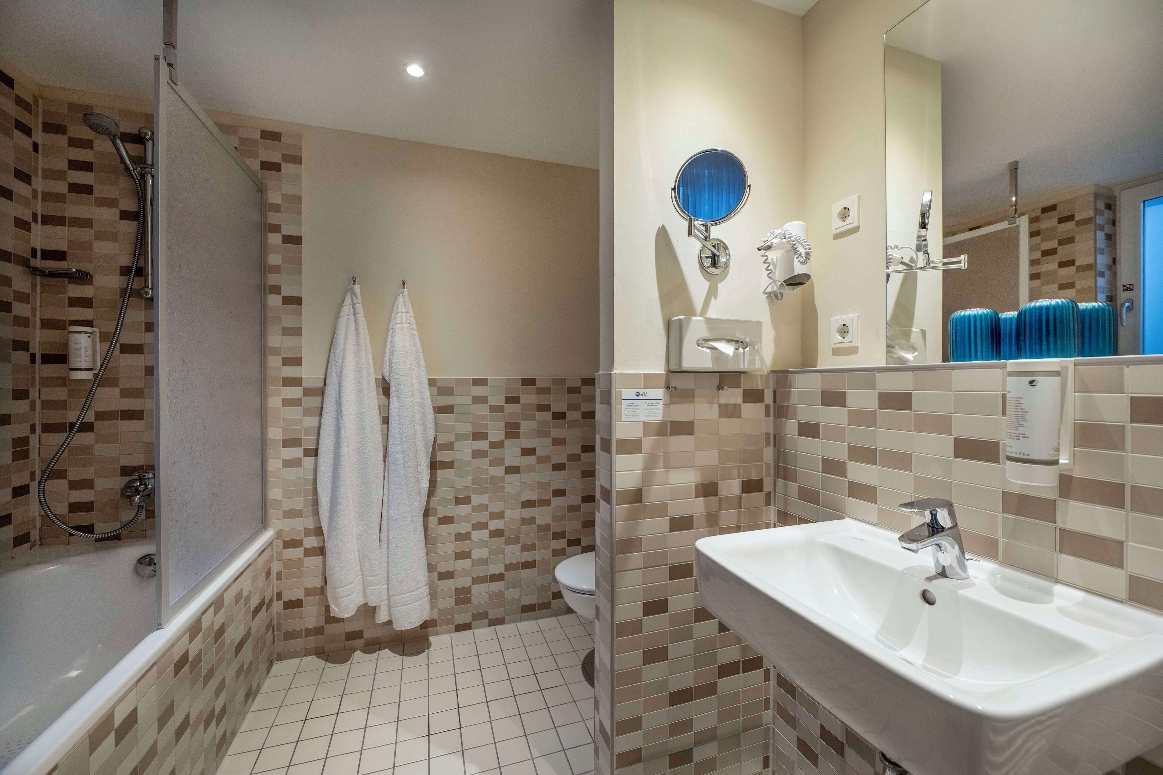 1 bedroom, in-room safe, blackout curtains, soundproofing