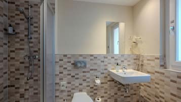 Asciugamani, sapone, shampoo, carta igienica