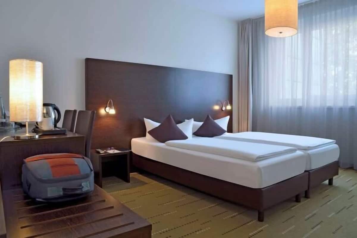 Caja de seguridad en la habitación y cortinas blackout