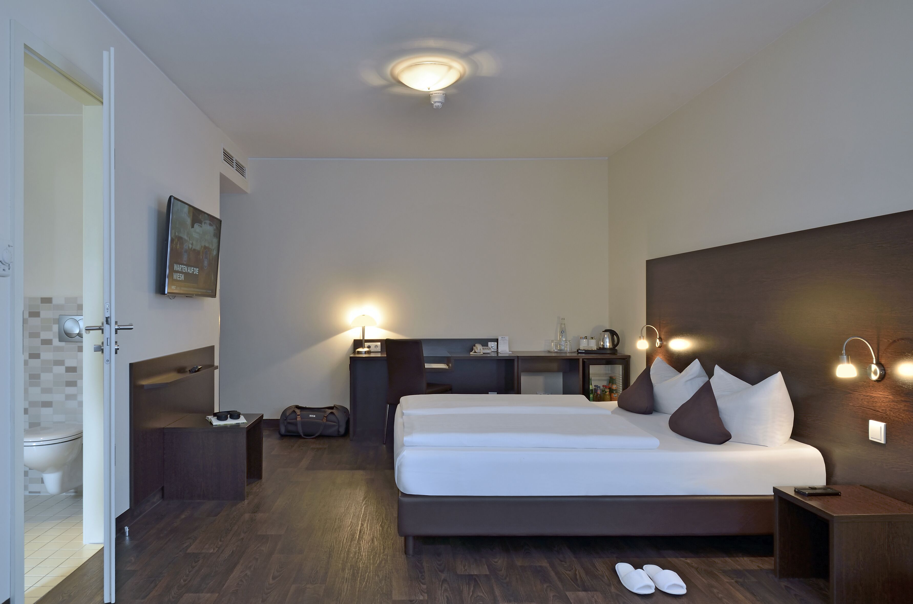 junior suite, 1 double bed | living area | flat-screen tv