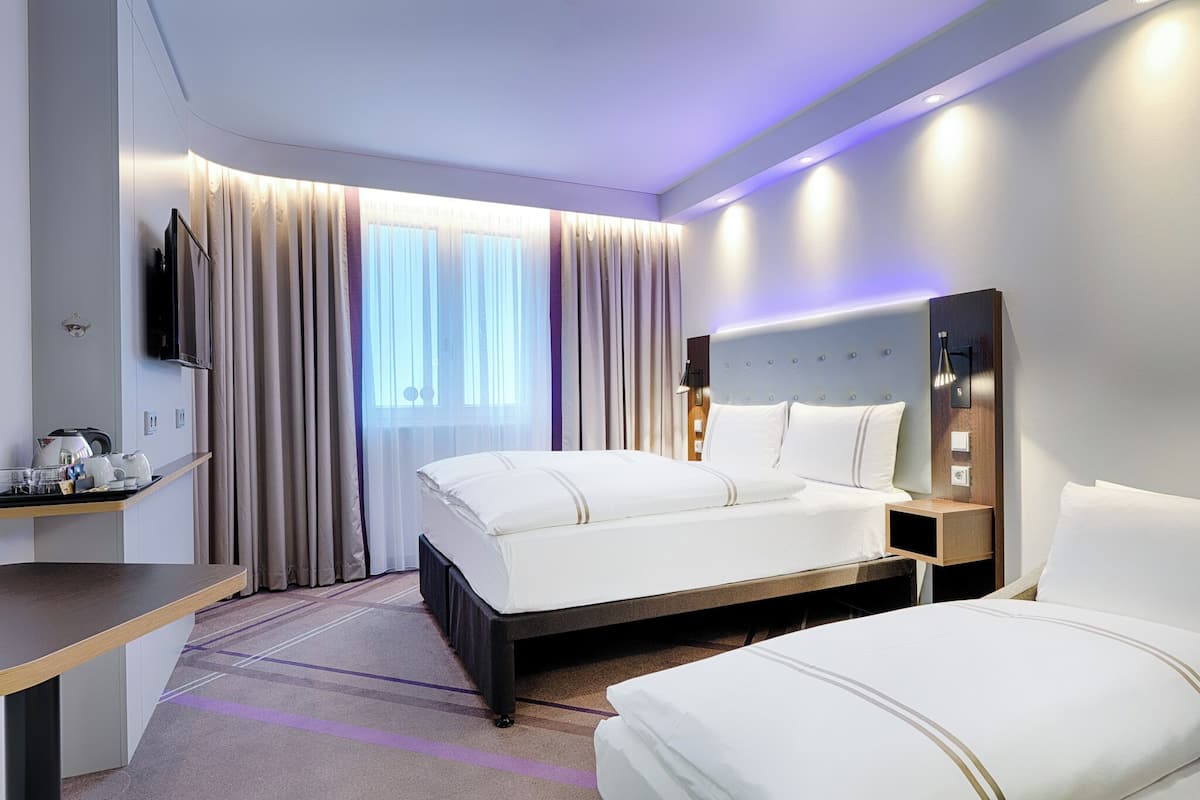 Kolmen hengen standard-huone | Tallelokero huoneessa, pimennysverhot, äänieristys