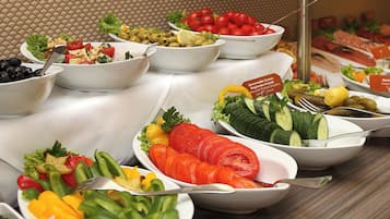 Tägliches Frühstücksbuffet (18.00 EUR pro Person)